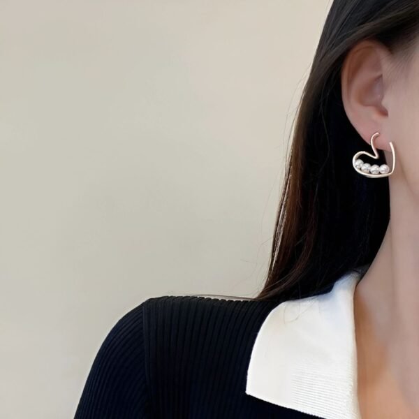 Korean Western Stylish Golden Heart Pearl Stud Earring