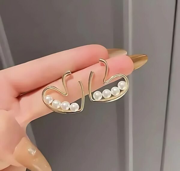 Korean Western Stylish Golden Heart Pearl Stud Earring